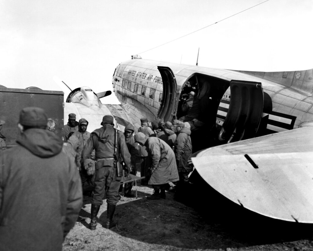 Ewakuacja rannych żołnierzy odbywała się również za pomocą ciężkich samolotów. Tutaj załadunek do Douglas C-47 Skytrain (Dakota) | Źródło: U.S. Air Force (domena publiczna)