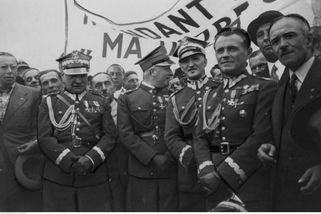 XIV Zjazd Legionistów w Krakowie w 1937 r. Widoczni m.in. premier gen. Felicjan Sławoj Składkowski (w pierwszym rzędzie 2. z lewej), dowódca Okręgu Korpusu VIII gen. Michał Karaszewicz-Tokarzewski, dowódca Okręgu Korpusu III (Grodno) gen. Józef Olszyna-Wilczyński. | Źródło: NAC, sygn. 1-P-1611-33 (domena publiczna)