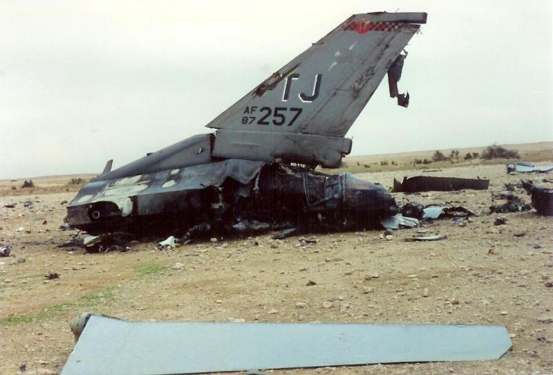 Wrak jednego ze zestrzelonych w czasie operacji F-16. Pilotował go Jeffrey S. Tice | Źródło: USAF (domena publiczna)