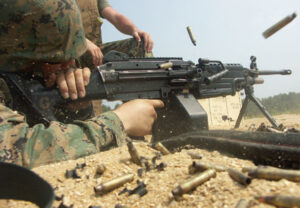 M249 SAW używany przez US Marines | Źródło: domena publiczna (USMC)