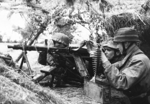 Gniazdo niemieckiego karabinu MG42 w Normandii | Źródło: Bundesarchiv Bild 101l-587-2253-15 (CC BY-SA 3.0 de)