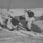 Patrol w płaszczach zimowych | Źródło: fot. Witold Pikiel, ze zbiorów Narodowego Archiwum Cyfrowego, sygn. 3/1/0/7/954/4, domena publiczna
