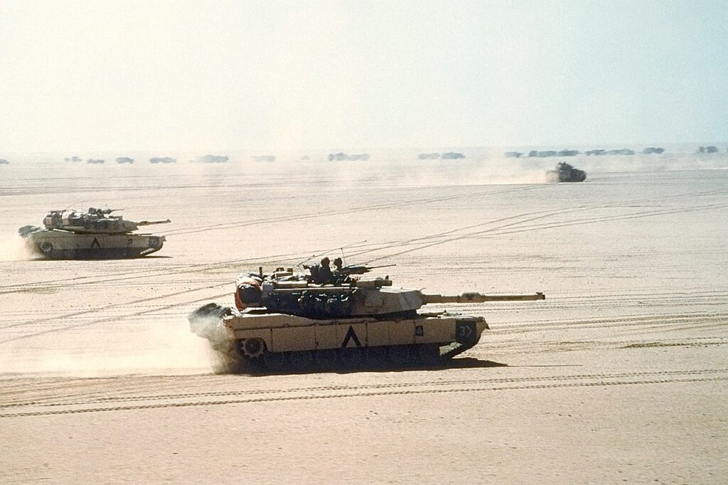 Czołgi M1A1 Abrams 3. Dywizji Pancernej wyruszają na misję podczas operacji Desert Storm. W tle widoczny jest bojowy wóz piechoty M2/M3 Bradley | Źródło: US Army (domena publiczna)