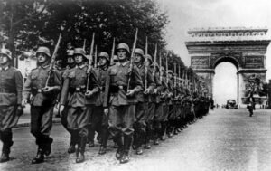 Defilada Wehrmachtu w zdobytym Paryżu (1940 rok) | Źródło: Bundesarchiv, Bild 146-1994-036-09A / CC-BY-SA (Wikimedia Commons)