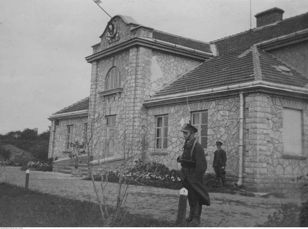 Strażnica Korpusu Ochrony Pogranicza na granicy polsko-rumuńskiej - żołnierze KOP na posterunku; 1934 r. | Źródło: Narodowe Archiwum Cyfrowe, Koncern Ilustrowany Kurier Codzienny - Archiwum Ilustracji. Sygnatura: 1-W-1756