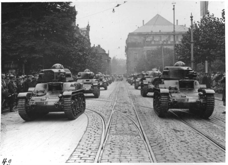 Francuskie czołgi R35 | Źródło: Archives de Strasbourg (Wikimedia Commons - Licence Ouverte 1.0)