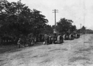 Kolumna czołgów FT-17 na drodze w rejonie Lwowa (1919 r.) | źródło: Wikimedia Commons (domena publiczna)