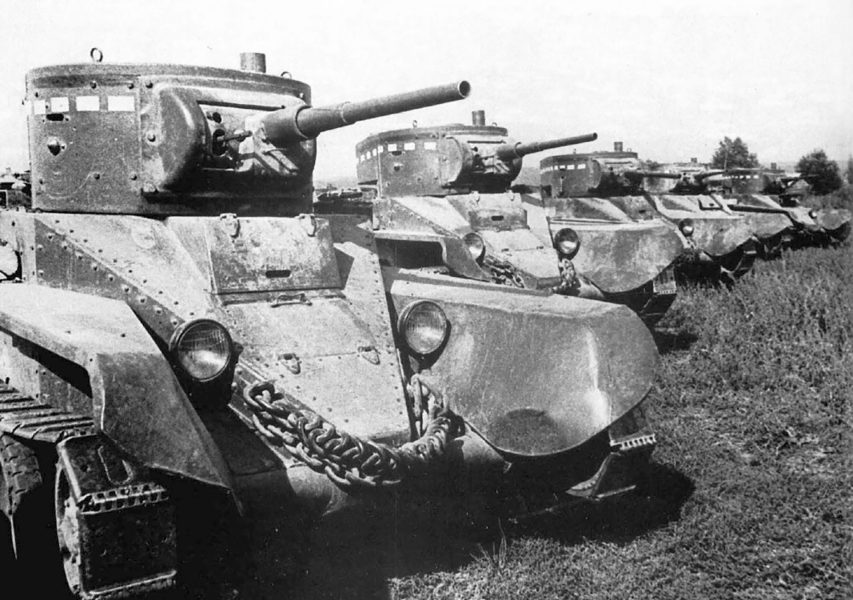 Sowieckie lekkie czołgi BT-5, w porównaniu do BT-2 charakteryzował się powiększoną, dwuosobową, wieżą wyposażoną w armatę kalibru 45 mm | Źródło: domena publiczna