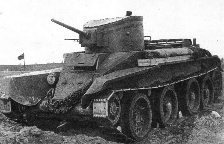 Radziecki lekki czołg BT-2 | Źródło: domena publiczna (Wikimedia Commons)
