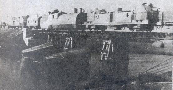 Pociąg pancerny nr 51 na moście na rzece Kamiennej k. Skarżyska-Kamiennej 1937 | Źródło: domena publiczna (Wikimedia Commons)