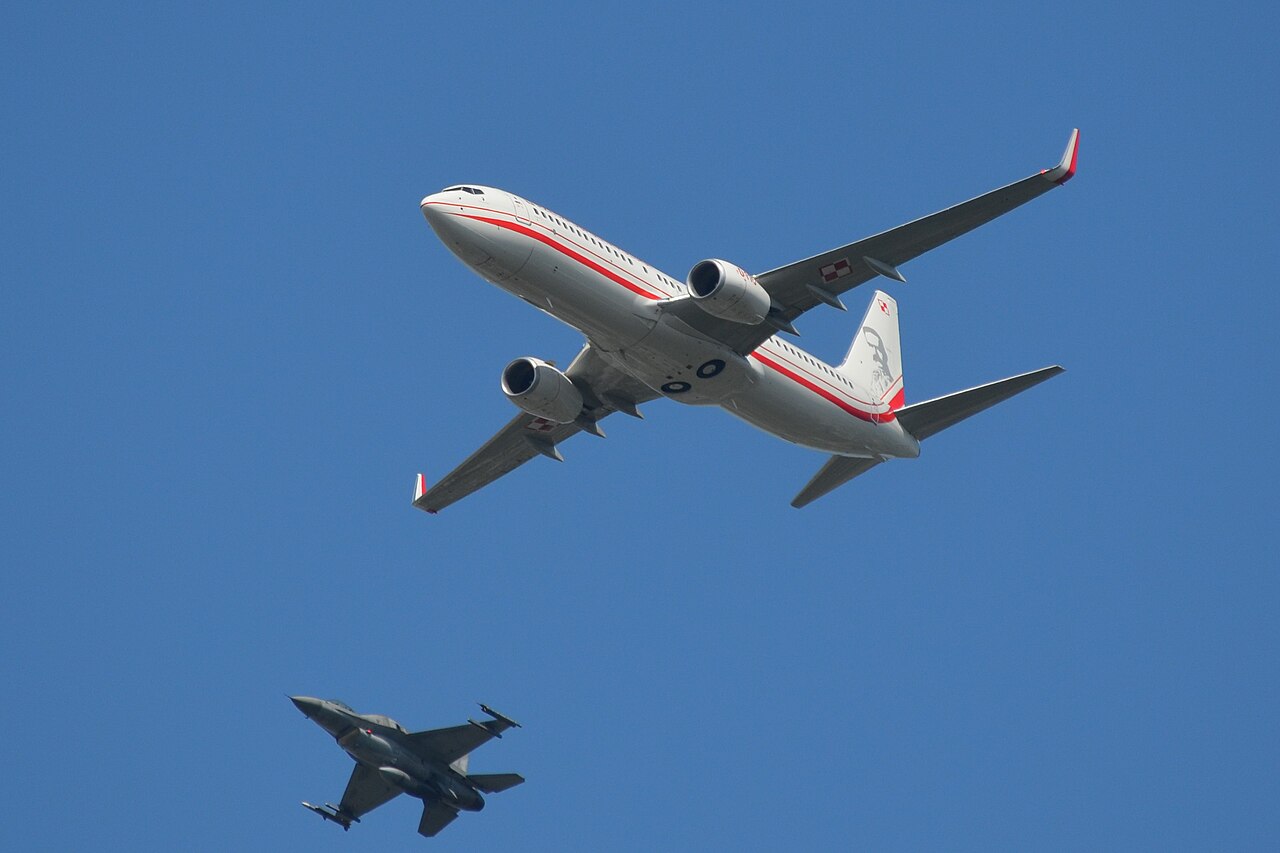 Rządowy Boeing 737-86X 0110 „Piłsudski” w otoczeniu F-16 | Fot. Silar, źródło: Wikimedia Commons (CC BY-SA 4.0)