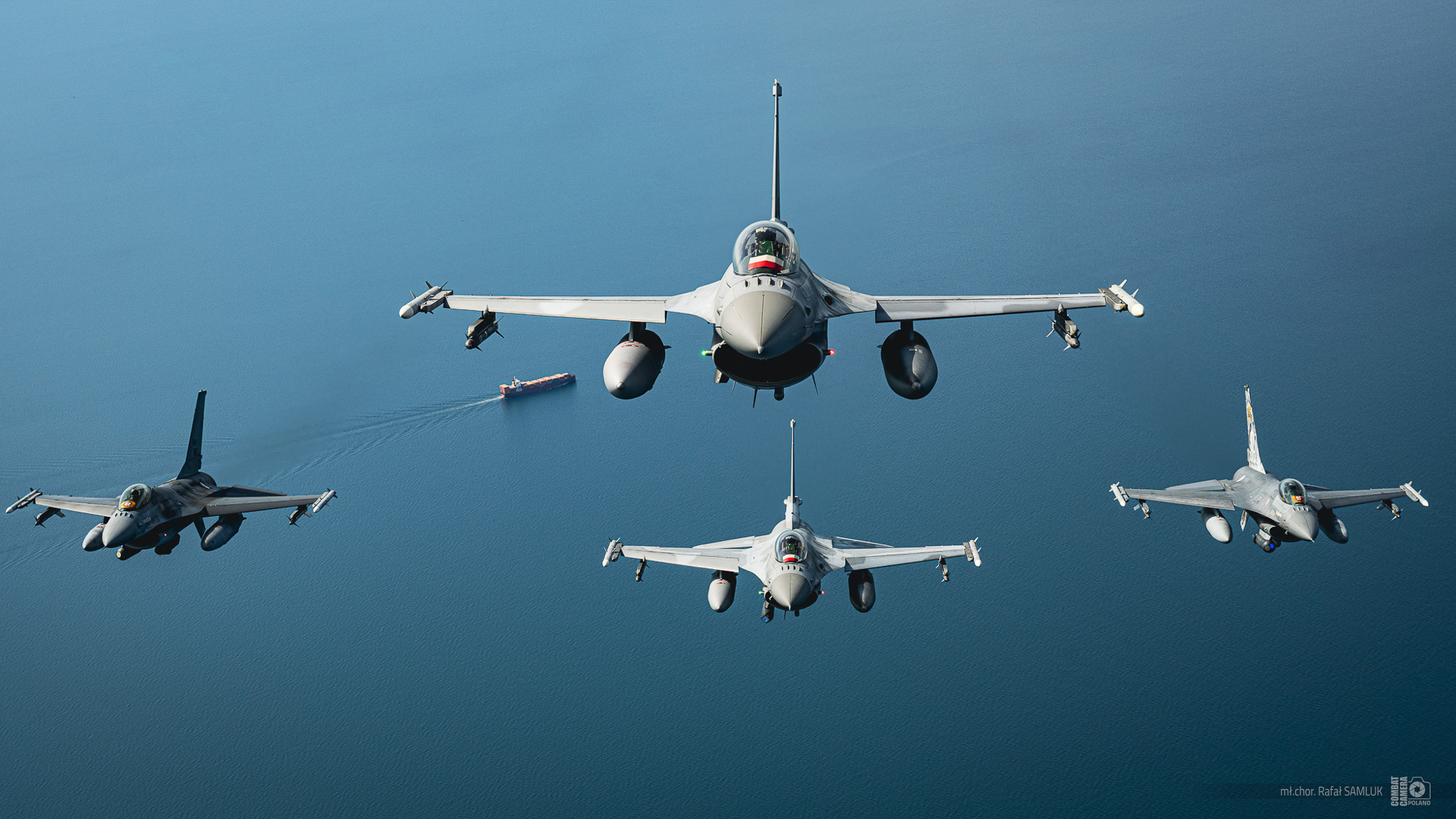 Samoloty wielozadaniowe F-16 z PKW ORLIK, który obecnie stacjonuje na Litwie w bazie lotniczej Szawle | Fot. mł. chor. Rafał SamlukCombat Camera Poland - Zespół Reporterski Dowództwa Operacyjnego Rodzajów SZ, źródło: ttps://zoom.mon.gov.pl/zdjecie/8753/