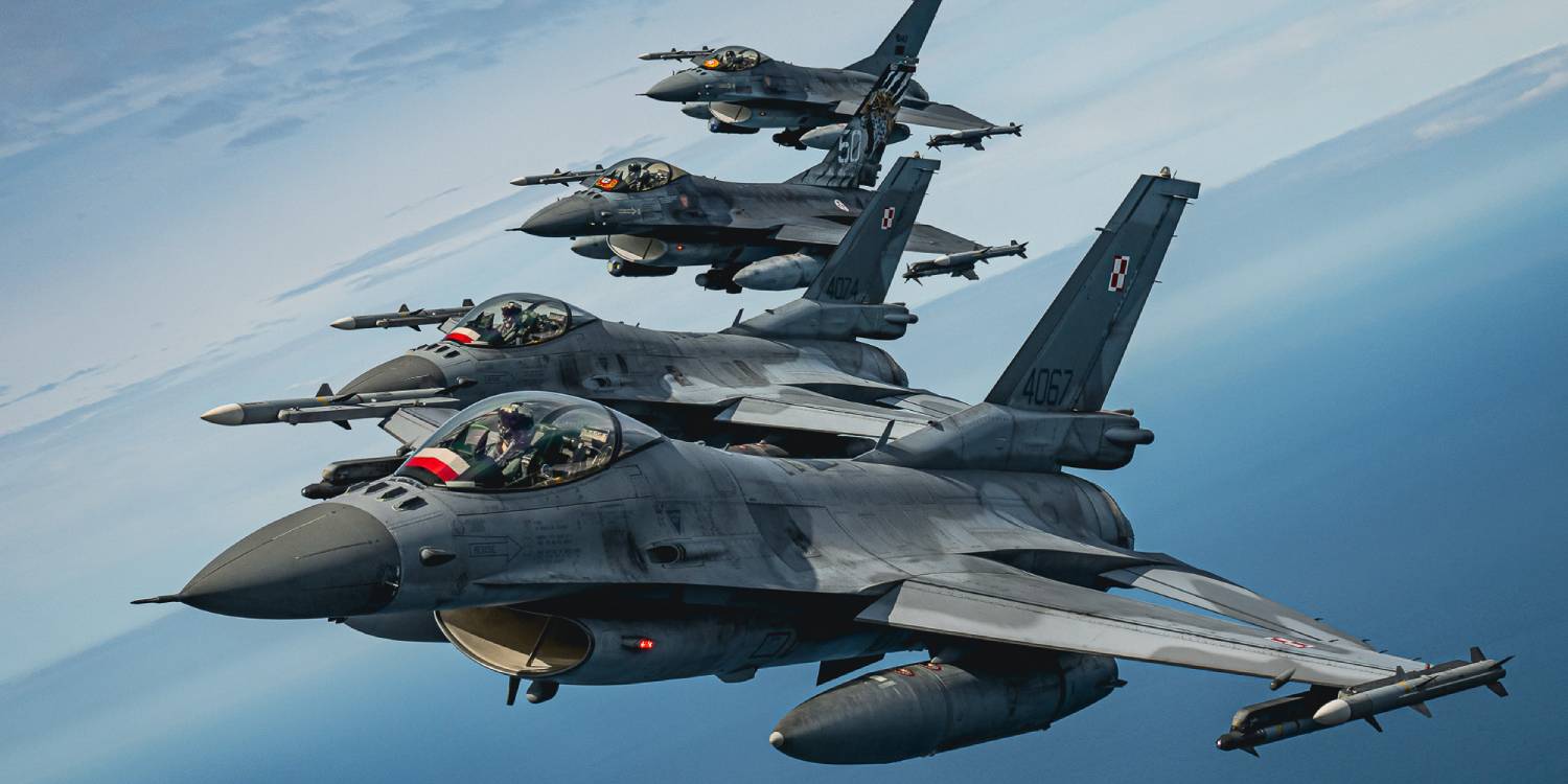Zdjęcie główne: Samoloty wielozadaniowe F-16 z PKW ORLIK | Fot. mł. chor. Rafał SamlukCombat Camera Poland - Zespół Reporterski Dowództwa Operacyjnego Rodzajów SZ, źródło: https://zoom.mon.gov.pl/zdjecie/8754/