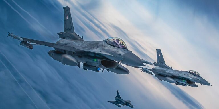 Polskie F-16 w ramach Misji Baltic Air Policing | Fot. mł. chor. Rafał Samluk (Combat Camera Poland - Zespół Reporterski Dowództwa Operacyjnego Rodzajów SZ), źródło: https://zoom.mon.gov.pl/zdjecie/6714/