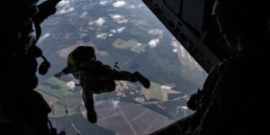 Skoki HALO w wykonaniu "Zielonych Beretów" US Army | Fot. SSG. Jillian Hix, źródło: US Army (domena publiczna)