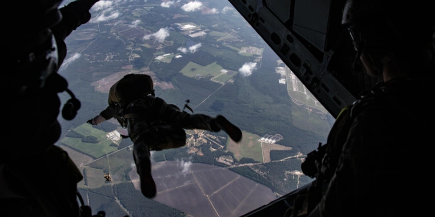 Skoki HALO w wykonaniu "Zielonych Beretów" US Army | Fot. SSG. Jillian Hix, źródło: US Army (domena publiczna)