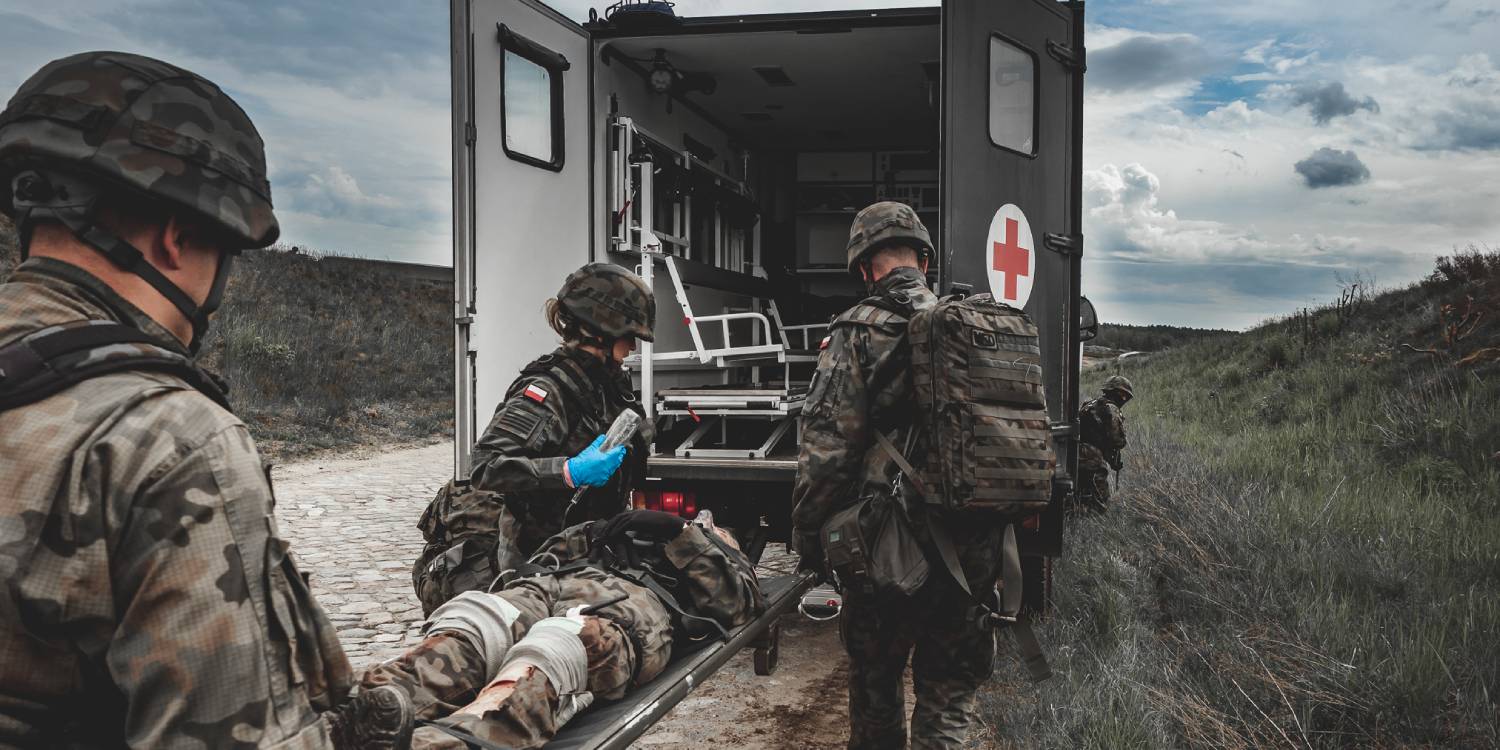 Medycy na szkoleniu poligonowym | Fot. st. kpr. Anna Wolska1 Pomorska Brygada Logistyczna, źródło: www.zoom.mon.gov.pl/zdjecie/1334/ (domena publiczna)